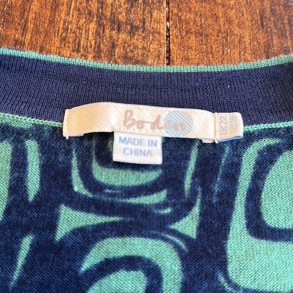 Boden | Blue & Green Retro Print Lightweight Wool Sweater with 3/4 Sleeves - Picture 2 of 6